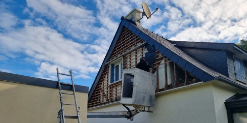 Avril 2025 : isolation d'un pignon de toiture (photo avant)