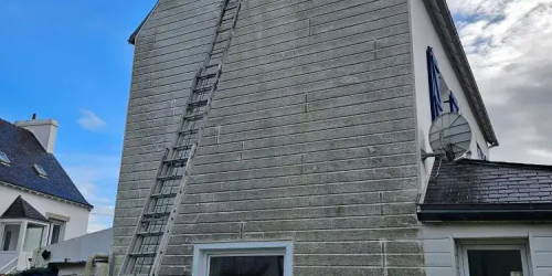 Août 2025 : nettoyage de pignon (photo avant)