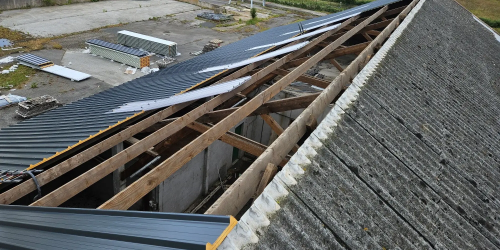 Octobre 2025 : pose d'un toit en bac acier (photo pendant)